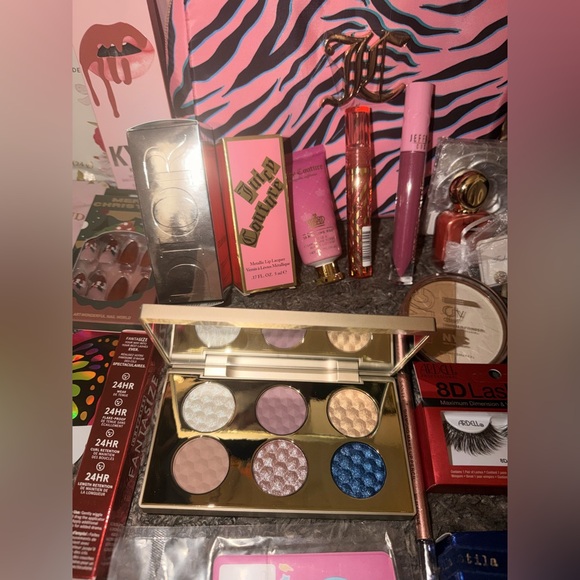Juicy Couture Other - 🔥Juicy Couture Luxury Pink Zebra Makeup Bag Gull of Essentials that are awesome